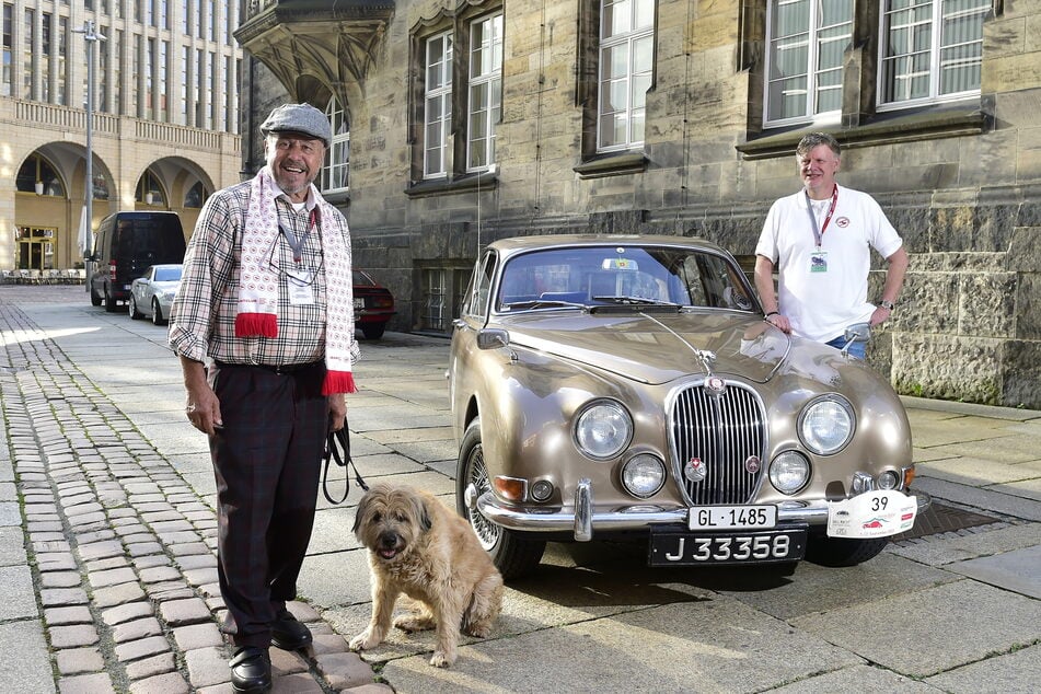 Paul Kleger (70), Hündin Lulu (14) und Patrice Meister (59) sind mit einem Jaguar S-Type von 1966 extra aus der Schweiz für die "Historic Rallye Erzgebirge" angereist.