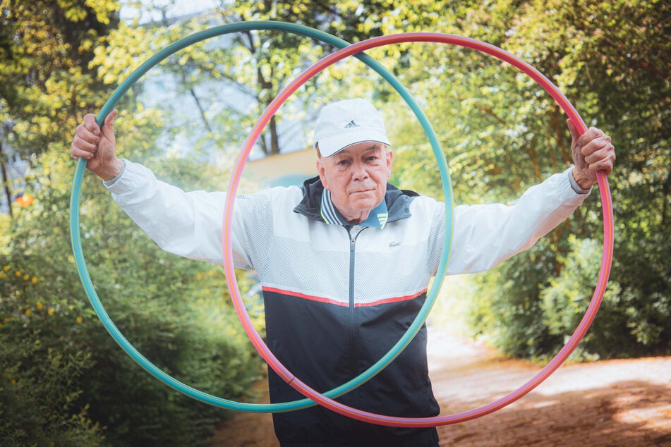 Fittere Mittachtziger findet man nur schwer: Gerhard "Adi" Adolph (86) war zu DDR-Zeiten der "Sportlehrer der Nation" und verfolgt diese Mission noch immer: Kindern Spaß am Sport zu vermitteln.