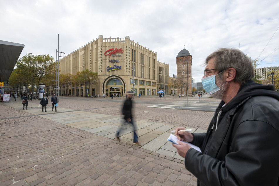 Redakteur Bernd Rippert schaut, ob Passanten in der Chemnitzer Innenstadt eine Maske tragen.