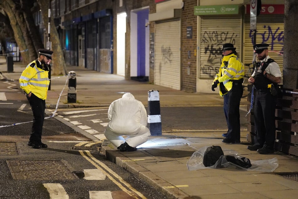 In London haben Unbekannte aus einem Auto heraus Schüsse abgefeuert und mehrere Menschen verletzt.