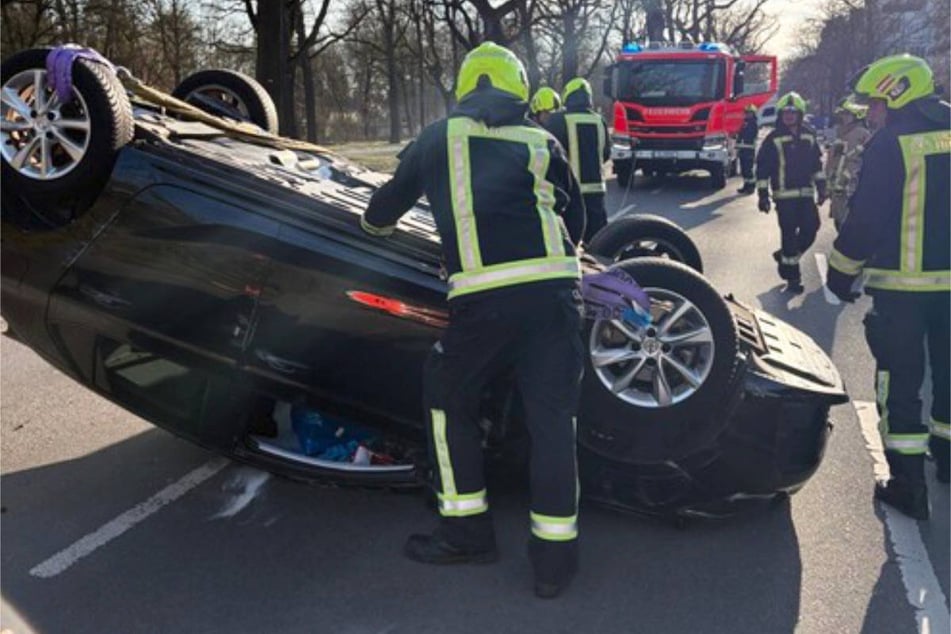 Das Auto ist nach dem Unfall in Schlachtensee auf dem Dach liegen geblieben.