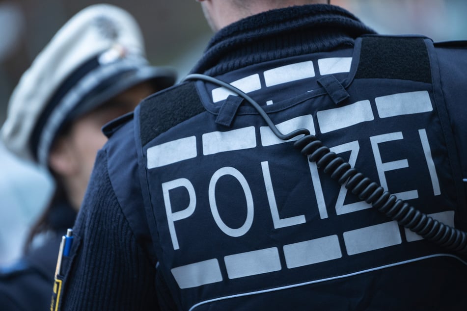 Die Polizei sicherte noch am Dienstag Spuren an dem Autowrack. (Symbolbild)