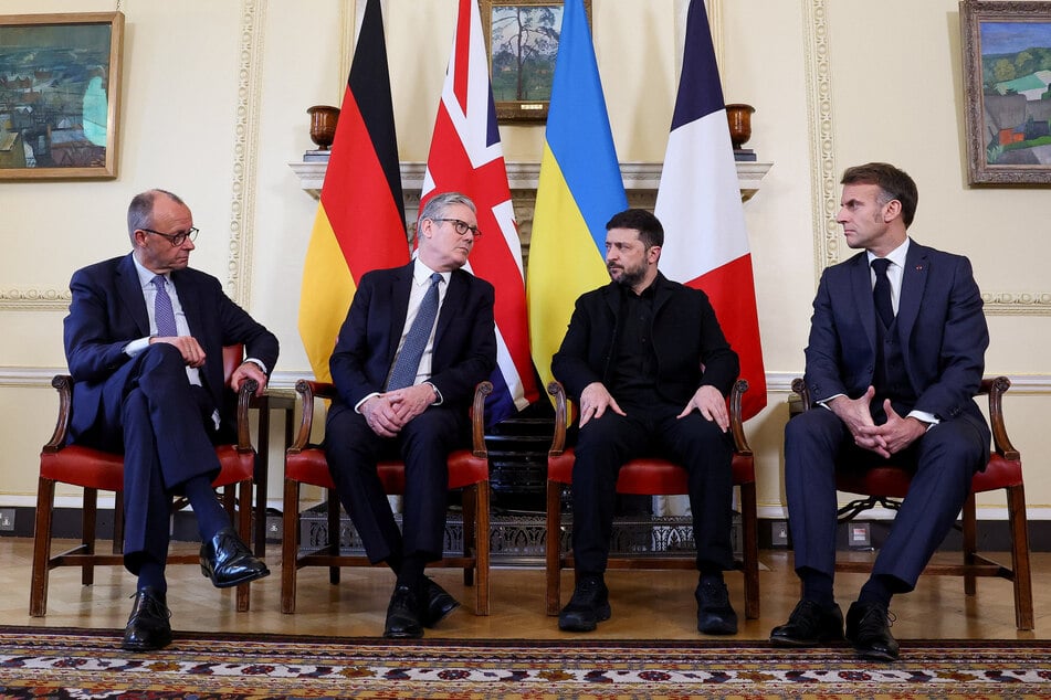 Friedrich Merz (70, v.l.), Keir Starmer (63), Wolodymyr Selenskyj (48) und Emmanuel Macron (48) gehen am Sonntag erneut ins Gespräch. (Archivfoto)