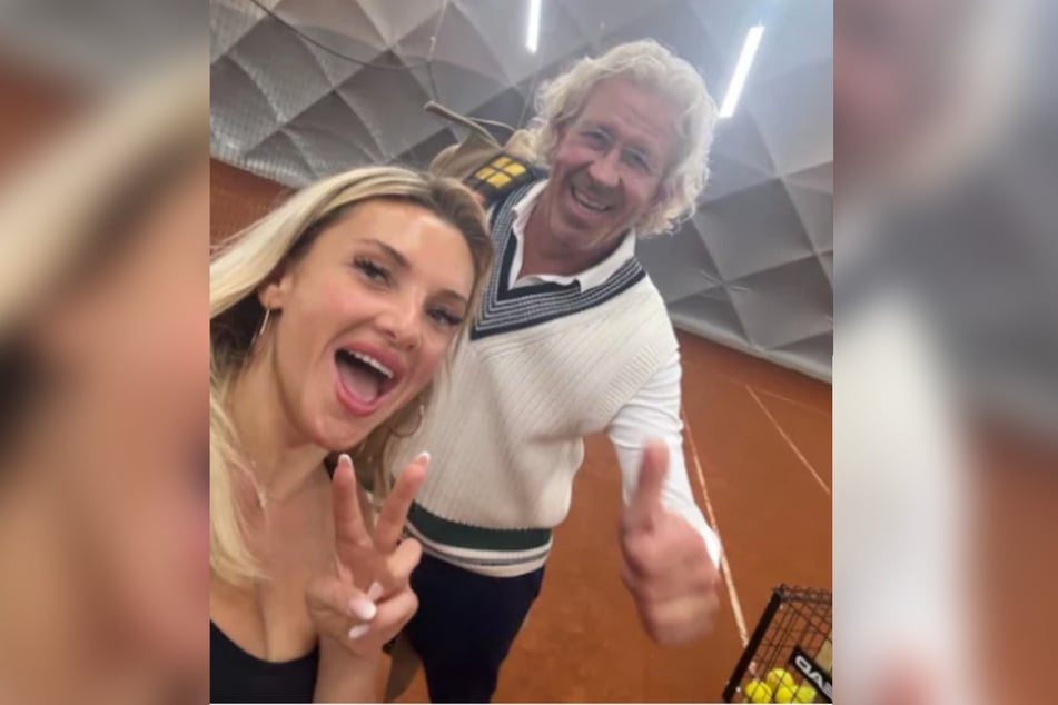 Evelyn Burdecki (37) hat eine neue Sportart für sich entdeckt: Tennis. Trainer Frank, der aussieht wie Thomas Gottschalk, soll es ihr bis zum Sommer beibringen.