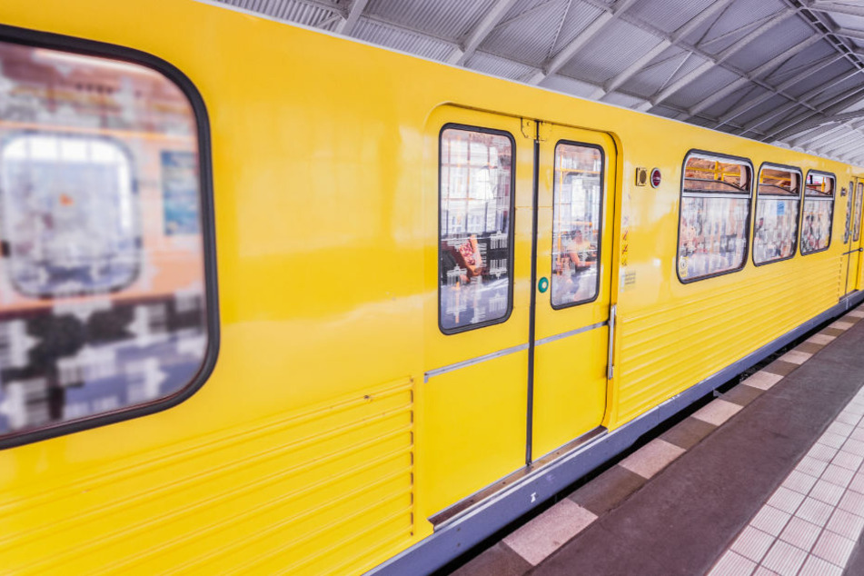Mitten in der Berliner U-Bahn hat am Freitagnachmittag ein unbekannter Mann ein Messer gezückt, nachdem er von anderen Fahrgästen zum Tragen einer Maske aufgefordert wurde. (Symbolfoto)