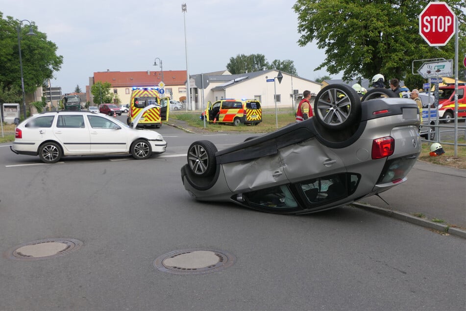 Der beteiligte VW blieb auf dem Dach liegen.