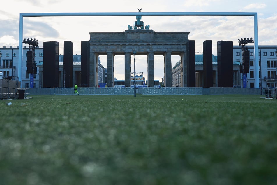 Das riesige Fußballtor steht im Internet zum Verkauf.