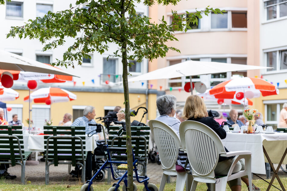 Zum Sommerfest kamen Mitarbeiter und Bewohner der DRK-Altenpflege-Einrichtung in Werdau ins Gespräch.