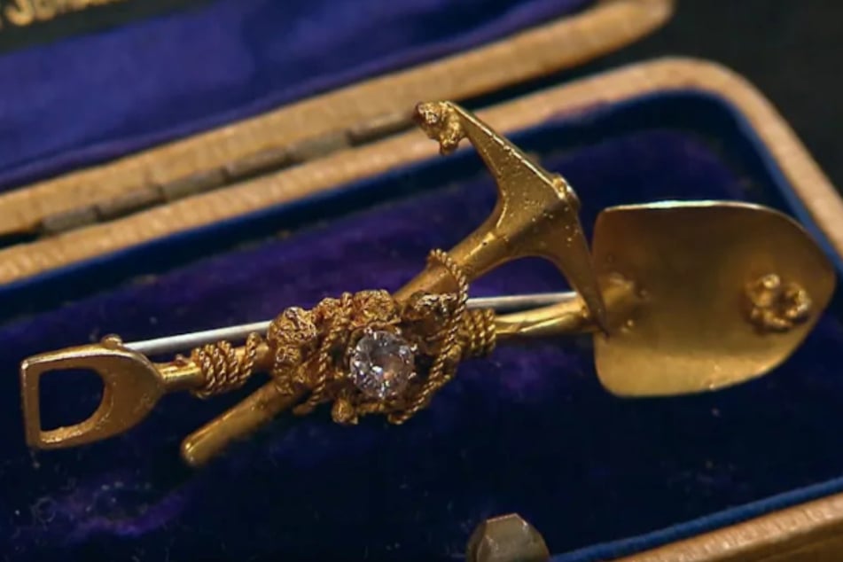 Laut Expertin Wendela Horz (55) ist die mit echten Goldnuggets besetzte sogenannte "Sweetheart-Brosche" durchaus zwischen 500 und 600 Euro wert.