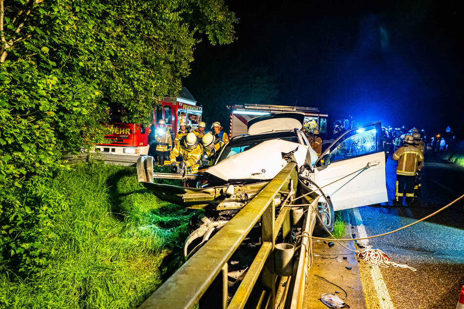 Das Wrack des weißen Mercedes musste abgeschleppt werden.