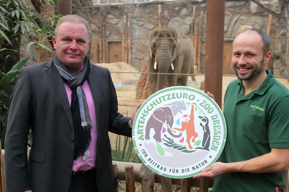 Zoo-Direktor Karl-Heinz Ukena (52, l.) und Thomas Brockmann (39) werben für Artenschutz-Spenden. (Archivbild)