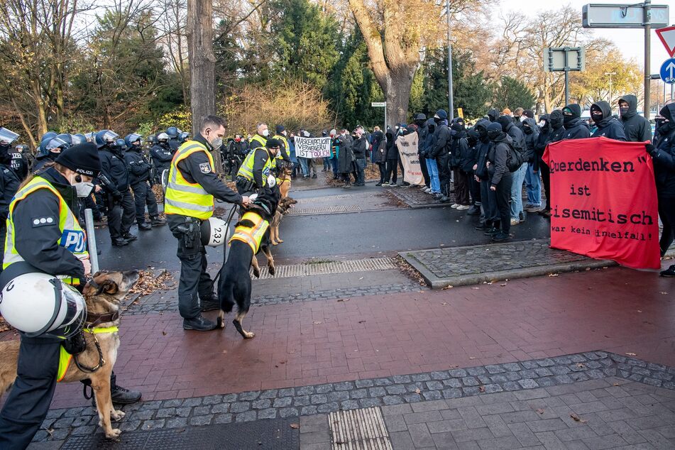 Gegendemonstranten zur "Querdenker"-Demo stehen Polizisten gegenüber.