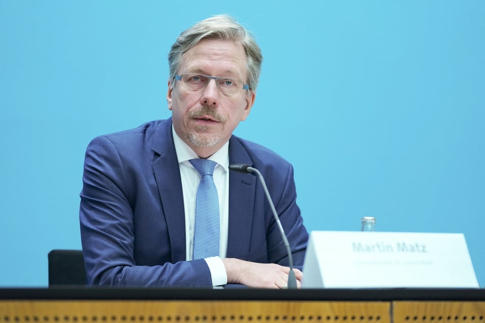 Staatssekretär Martin Matz (56, SPD) kündigt an, dass 50 Prozent der Berliner bis "in den Juni hinein" ihre erste Impfdosis erhalten sollen.