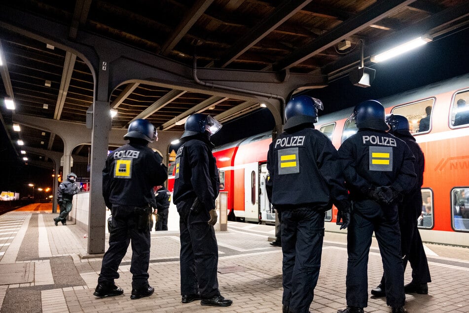 Am Sonntag hatte die Polizei in Kirchweyhe einen Zug mit Hunderten HSV-Fans gestoppt und stundenlang an der Weiterfahrt gehindert. (Symbolfoto)