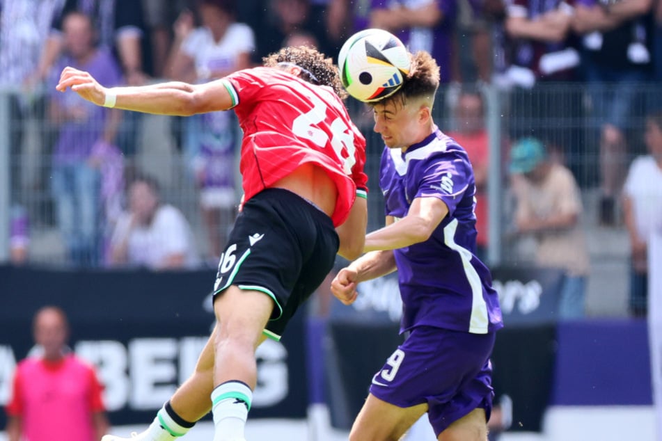 Keine Berührungsängste: Tim Hoffmann (r.) gewinnt dieses Kopfballduell gegen den Hannoveraner Montell Chinonso Ndikom (19).