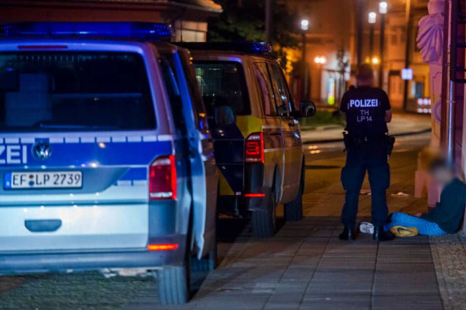 Vor der Staatskanzlei in der Erfurter Innenstadt hatten sich am Samstag zwei Gruppierungen eine Schlägerei geliefert.