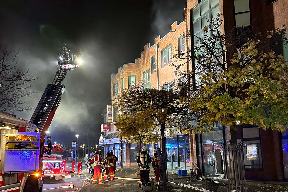 Die Feuerwehr verhinderte das Übergreifen der Flammen auf weitere Bereiche des Gebäudes.