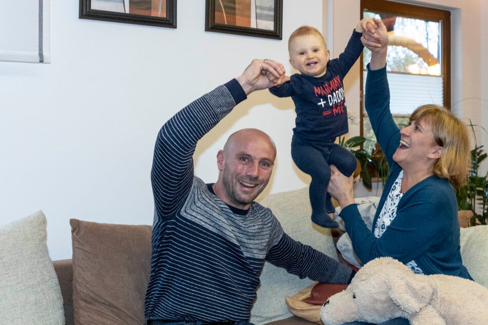 Dresden: "Wir haben ein Kind adoptiert": Sandra und Antonio aus Dresden lieben ihren kleinen "Hans im Glück"