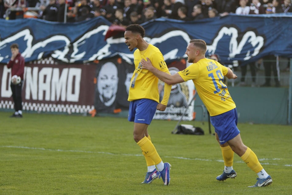 Ayodele Adetula (l.) erzielte das 1:0 für Lok.