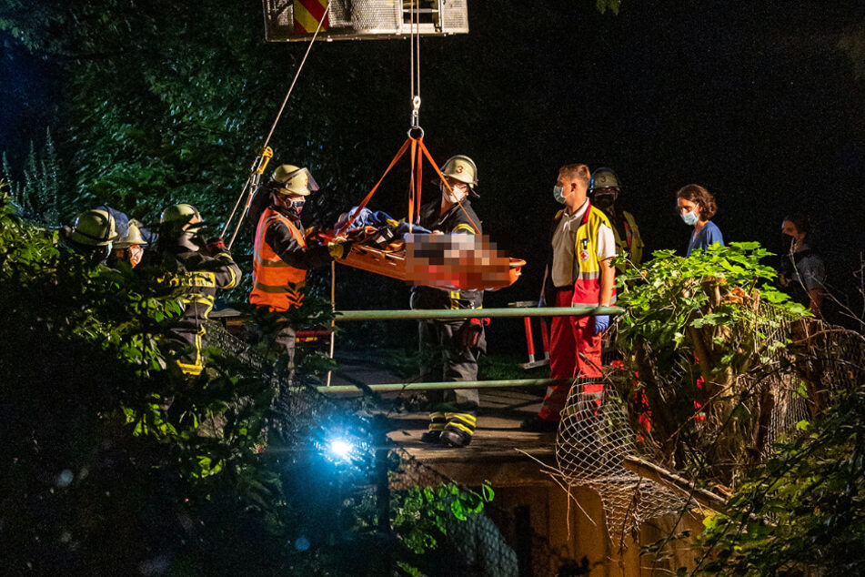 Nach einer Erstversorgung durch den alarmierten Rettungsdienst wurde sie von der Feuerwehr mit einer Schleifkorb-Trage über die Drehleiter aus der Tiefe gerettet.