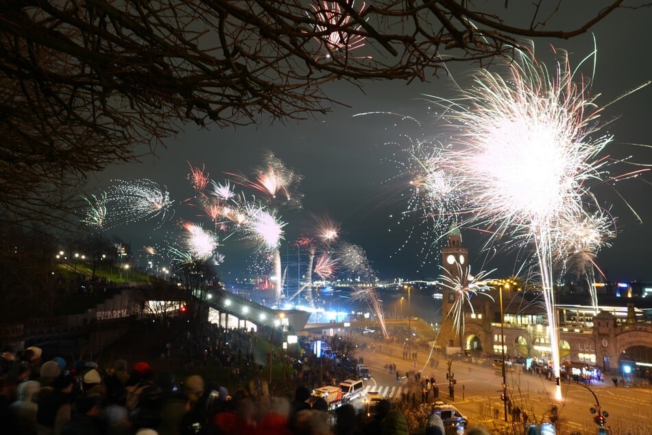 In der Silvesternacht von 2024 auf 2025 wurde Feuerwerk an den Landungsbrücken gezündet.