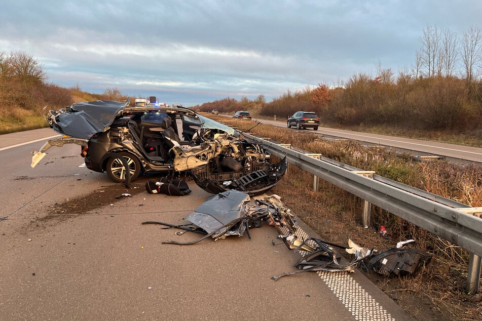 Glücklicherweise wurde der Autofahrer, der das Stauende übersah, nur leicht verletzt.