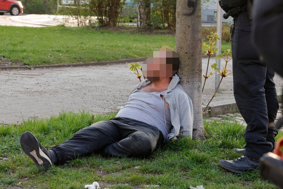 Erst im April musste ein aggressiver Mann vor der Sachsen-Allee von der Polizei festgenommen werden.