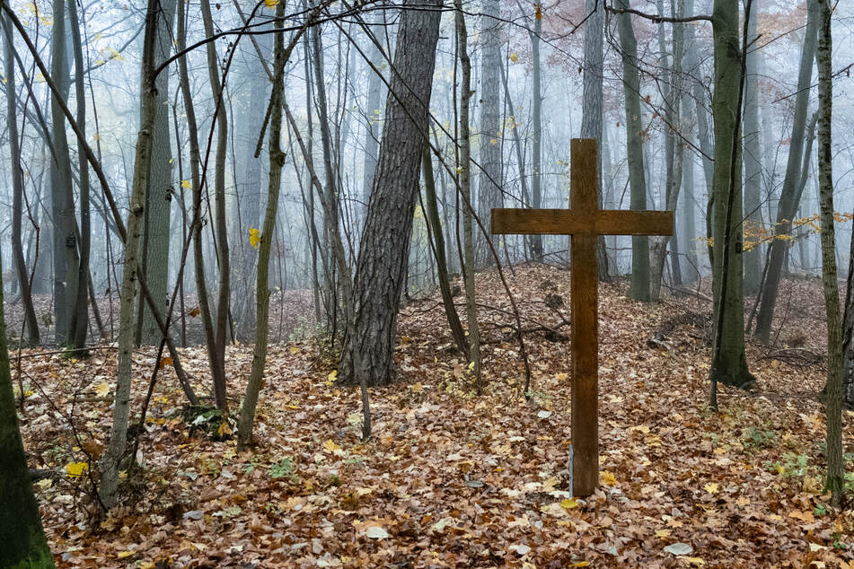 Auf einem Friedhof in Heidelberg haben Unbekannte mehr als 20 Gräber verwüstet und Grabverzierungen gestohlen. (Symbolbild)