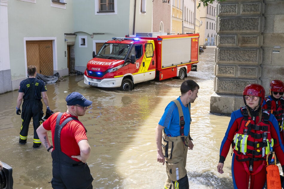 Mitarbeiter der Feuerwehr können durch die Gassen an der Dreiflüssestadt zumindest waten.