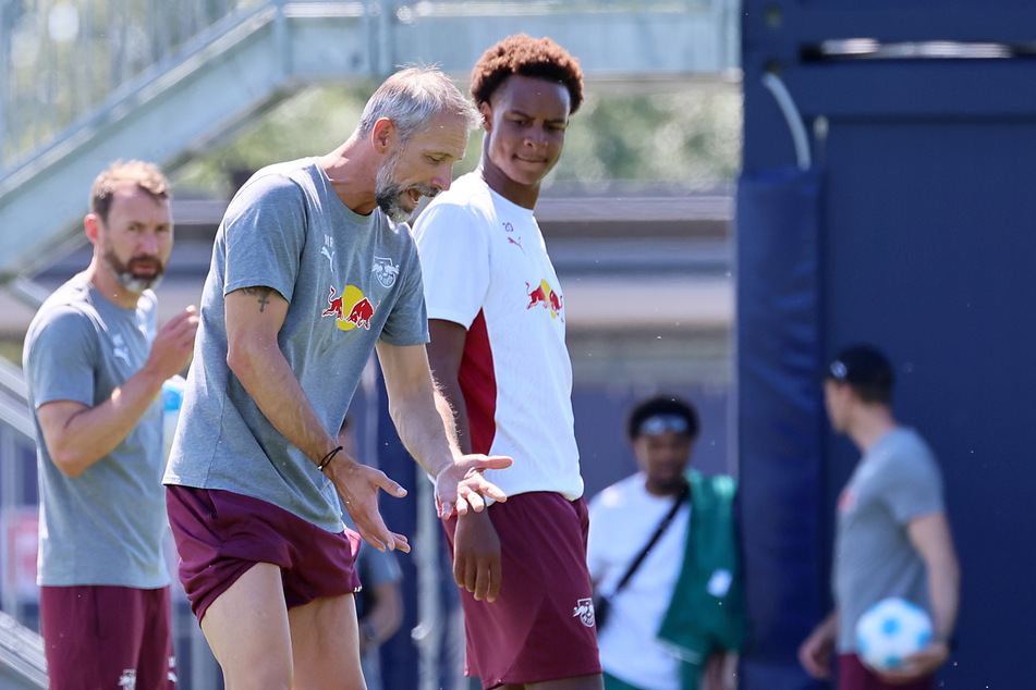 RB Leipzigs Trainer Marco Rose (47, 2.v.l.) hat ein ganz besonderes Auge auf Assan Ouedraogo (18, 3.v.l.) geworfen.