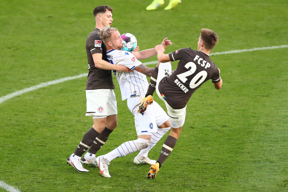 Die Spieler des FC St. Pauli hatten mit der aggressiven Zweikampfführung des Karlsruher SC ihre Probleme.