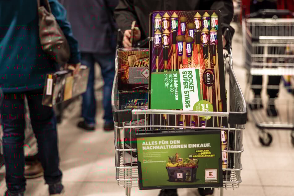 Böllerfans können sich endlich wieder mit Feuerwerk eindecken. (Archivbild)