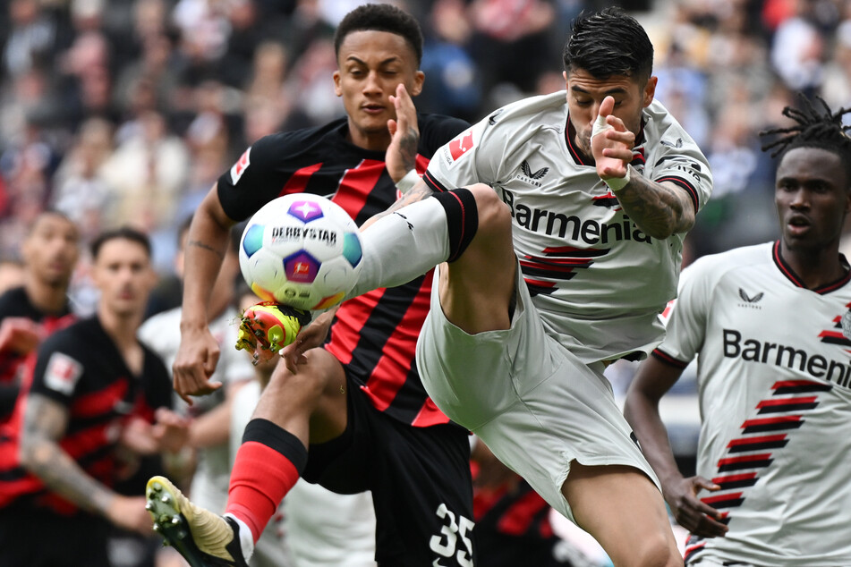 Im Sonntagsspiel zwischen Eintracht Frankfurt und Bayer Leverkusen ging es hart zur Sache - auch zwischen Frankfurts Tuta und Leverkusens Exequiel Palacios.