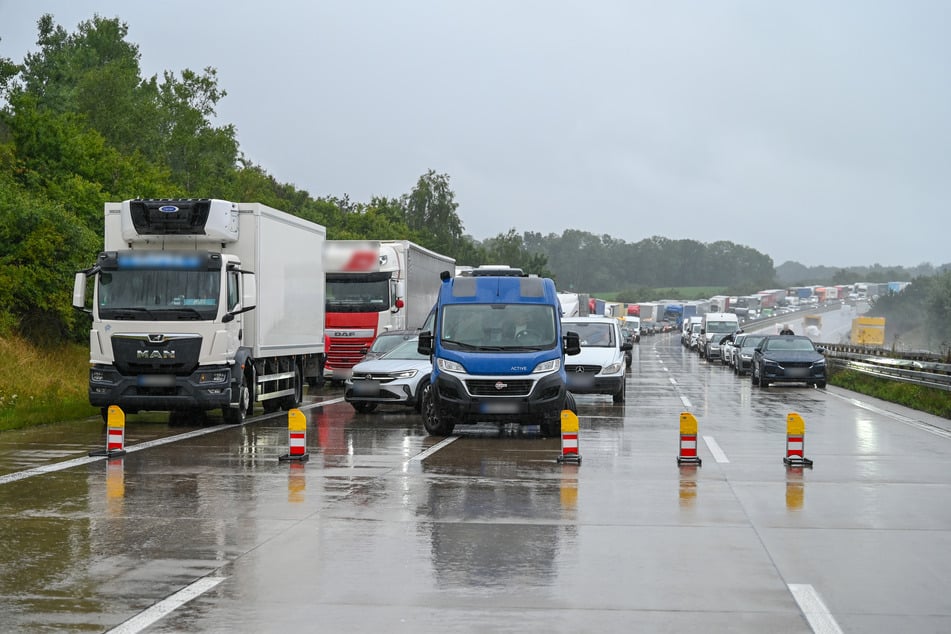 Nichts geht mehr auf der A4 in Richtung Dresden! Zahlreiche Autos, Transporter und Laster stehen im Stau.