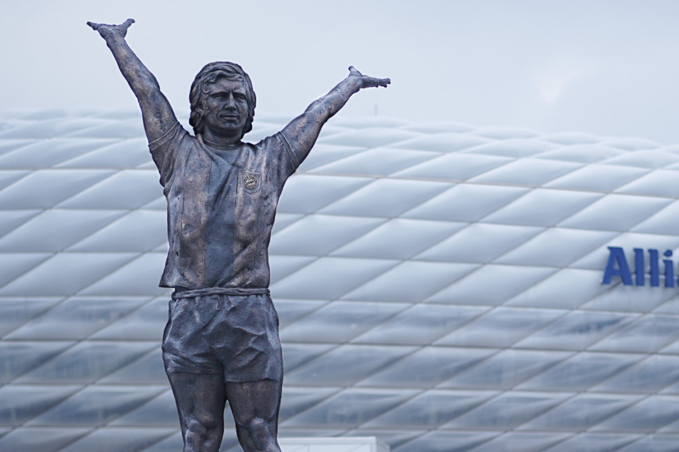 Der Statue des "Bombers der Nation", Gerd Müller, wird bald eine Beckenbauer-Bronze zur Seite gestellt.