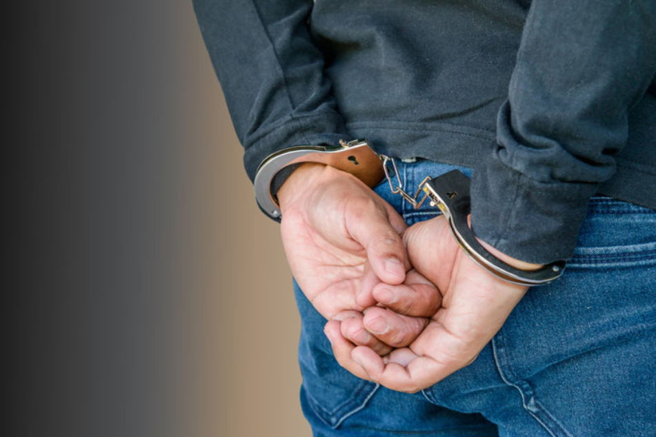 Der Mann wurde auf der Polizeiwache verhaftet. (Symbolbild)