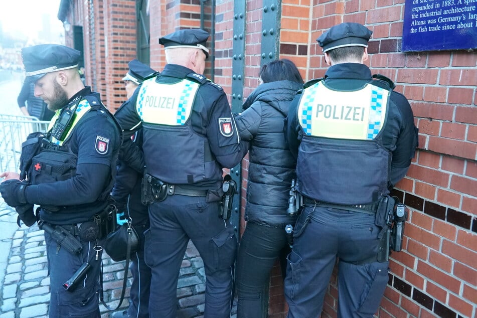 Eine Frau soll nach ihrer Protestaktion Widerstand gegen die Polizei geleistet haben.