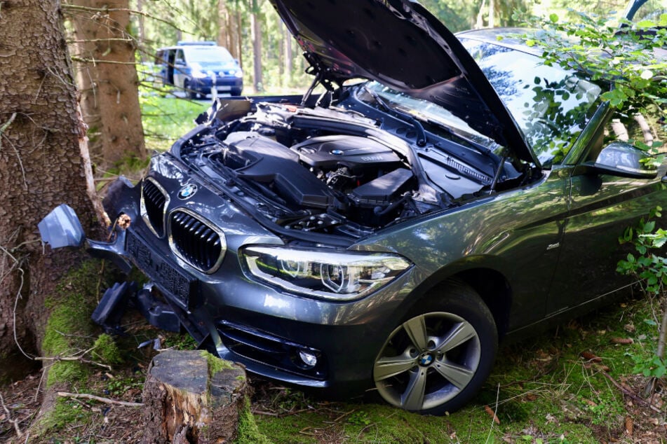 Unfall im Erzgebirge: BMW kracht gegen Baum