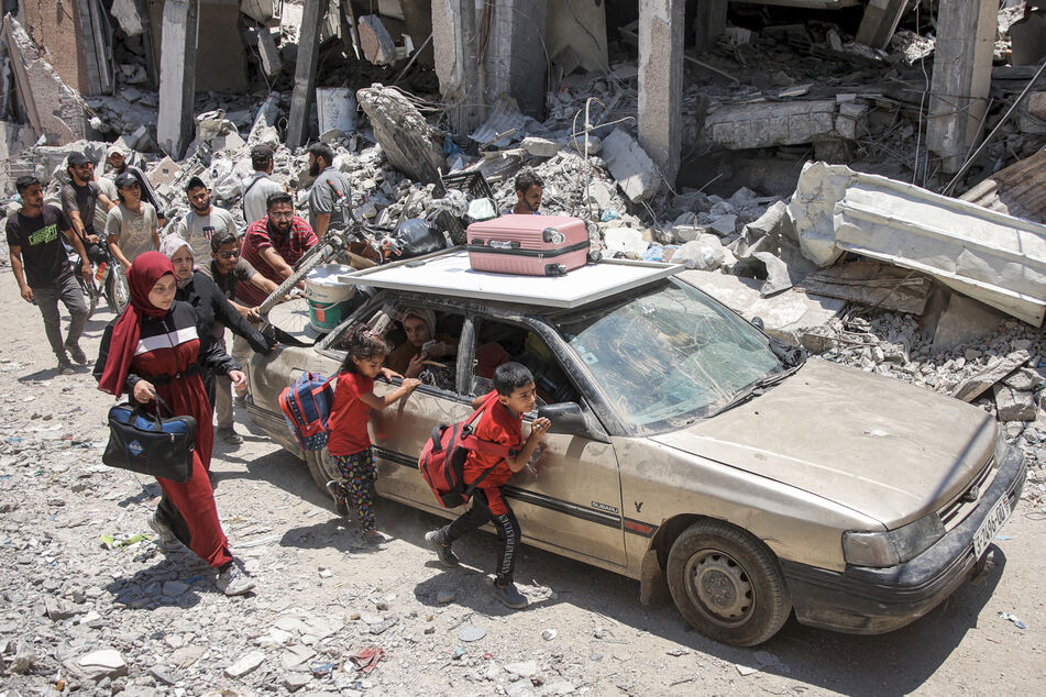 Familien fliehen vor den israelischen Angriffen in der Stadt Gaza.