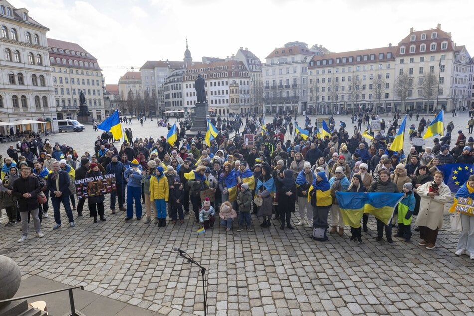 Knapp 400 Menschen kamen am Sonntag für eine Ukraine-Demo auf dem Neumarkt zusammen.