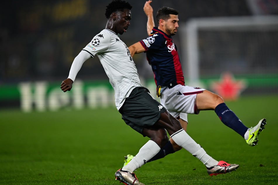 Magassa (li.) - hier im Zweikampf mit Bolognas Remo Freuler in der Champions League - absolvierte in der vergangenen Saison 31 Pflichtspiele für Monaco, darunter sieben in der europäischen Königsklasse.