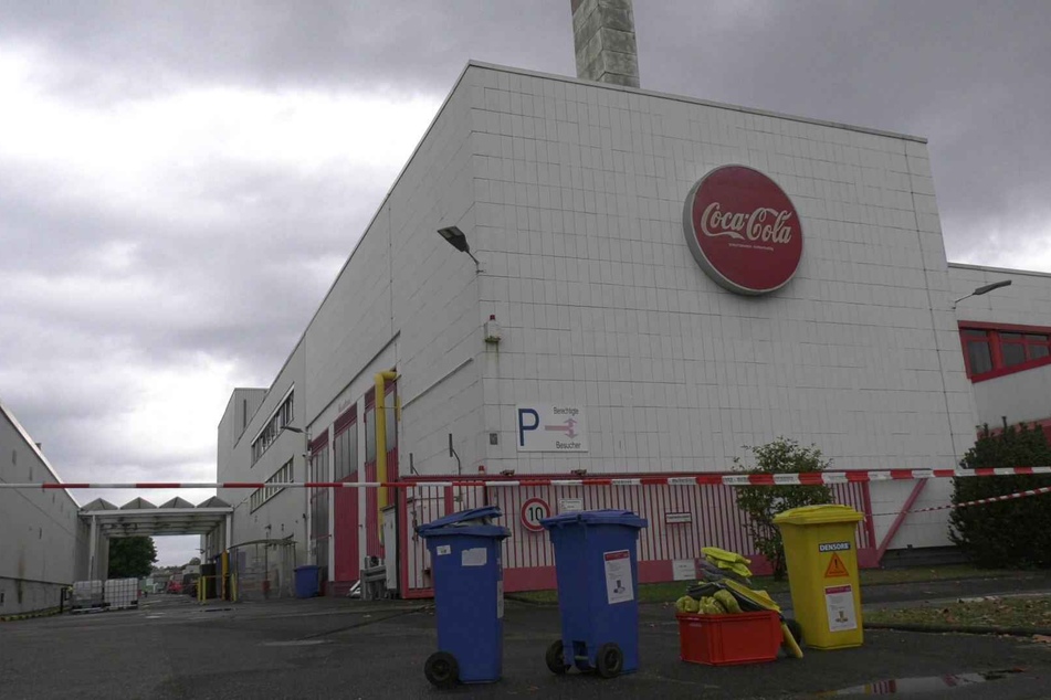 Nach Angaben von Coca-Cola in Köln war der Austritt der Säure am frühen Mittwochmorgen bemerkt worden.