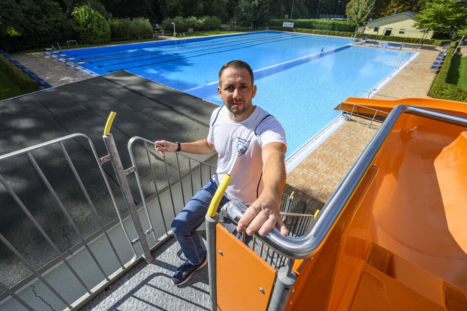 Freibad-Vorstand Tronje Hagen (38) steht auf der Treppe ohne Handlauf.