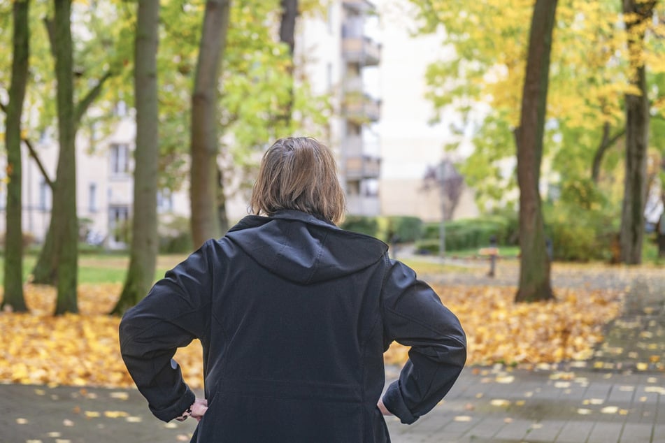 Die 81-jährige Seniorin im Innenhof der Dresdner Hohe Straße.
