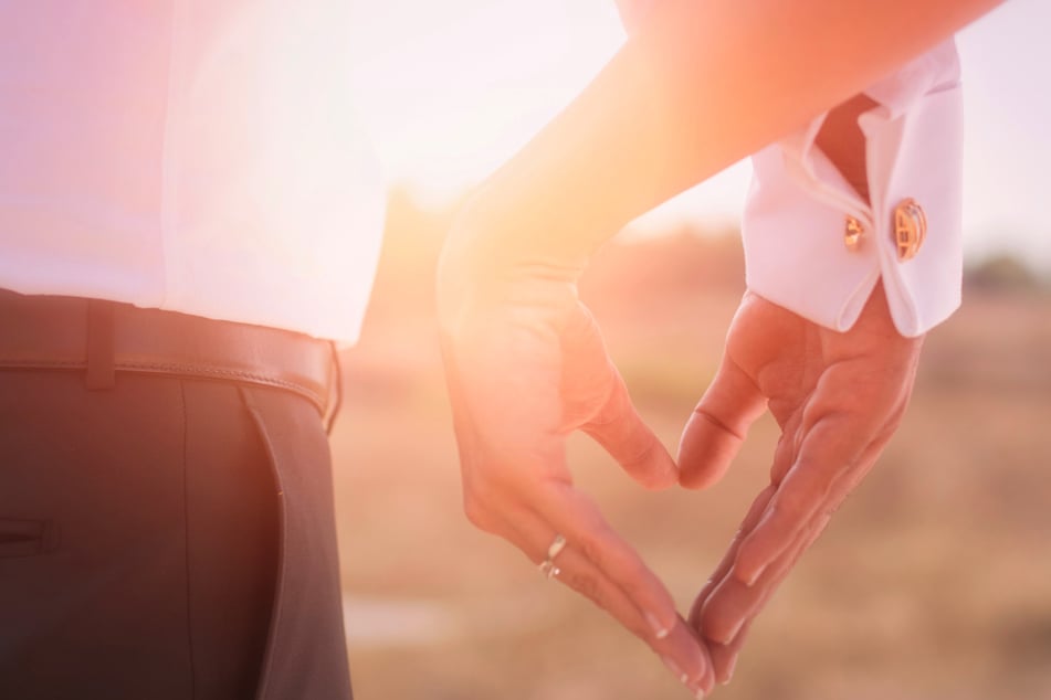 Verlobter stirbt am Tag der Hochzeit: Jahre später findet Frau ein dunkles Geheimnis über ihn heraus