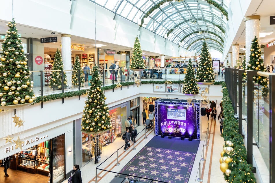 Die Gera Arcaden sind bereits festlich geschmückt. Zu Eurem Besuch könnt Ihr Euch also schon auf ein Lichtermeer gefasst machen.