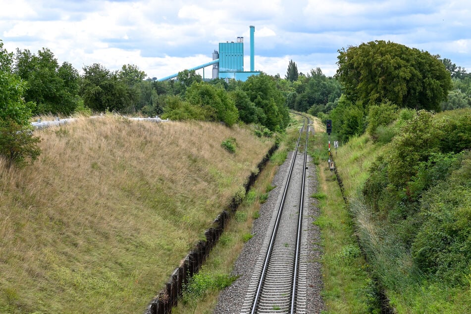 Wie die Deutsche Bahn mitteilte, wurde bei Hohenmölsen ein Kabelbrand entdeckt.