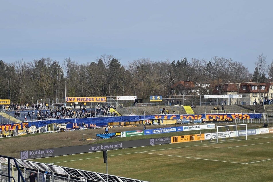 Die ersten Fans haben sich bereits auf die Ränge begeben. Die meisten gönnen sich vorher aber noch etwas am Essensstand.