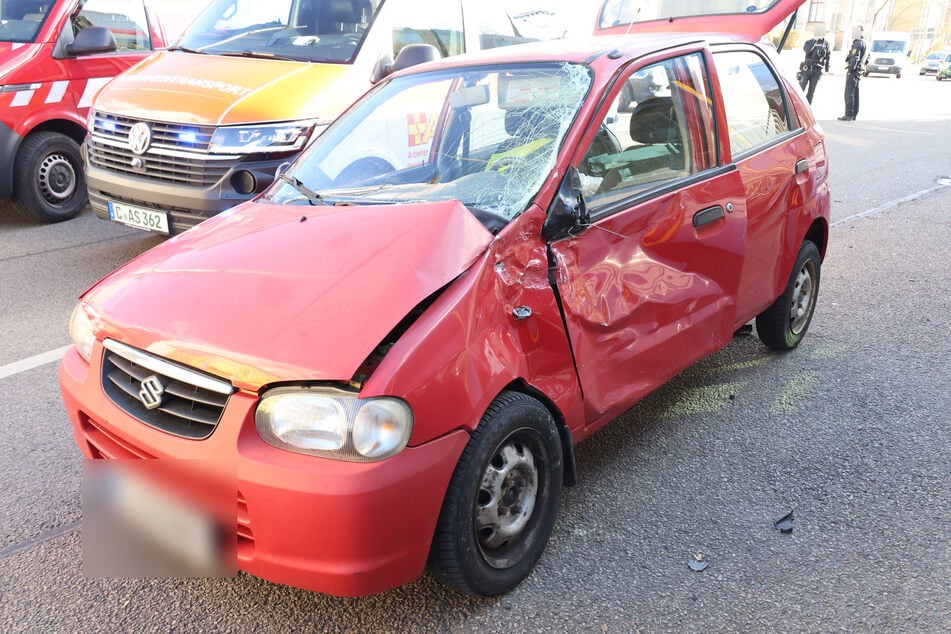 Der Suzuki wurde durch den Zusammenstoß an der Fahrerseite eingedrückt.