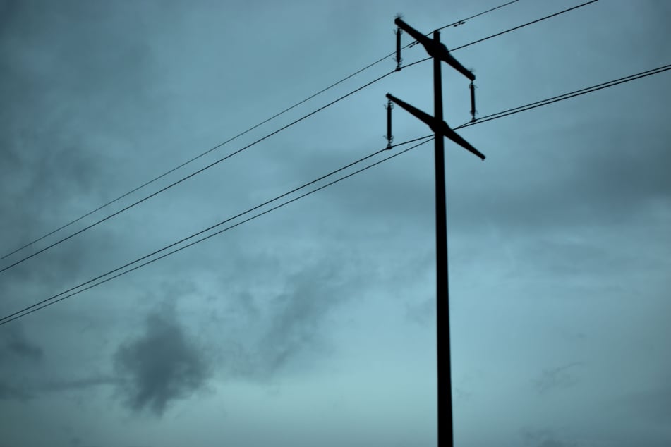 Der Mast kippte erst gegen ein Haus und dann auf die Straße. (Symbolbild)